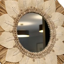Wall mirror made of raffia, cotton and shells