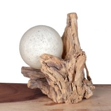 Lampe mit Ball auf Teakholz