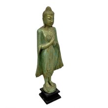 Buddha Figur stehend mit Kleid 115 cm grün