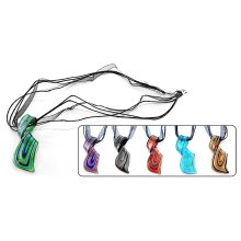 Halskette mit Anhänger aus Glas