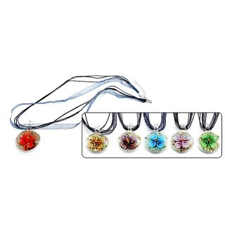 Halskette mit Anhänger aus Glas